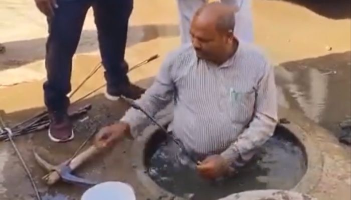 Madhya Pradesh: BJP councillor cleans choked sewer in Gwalior himself after Congress-run municipal corporation ignored people’s complaints, video viral