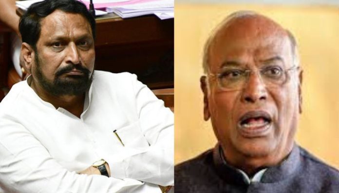 Congress MLA Laxman Savadi and Congress president Mallikarjun Kharge