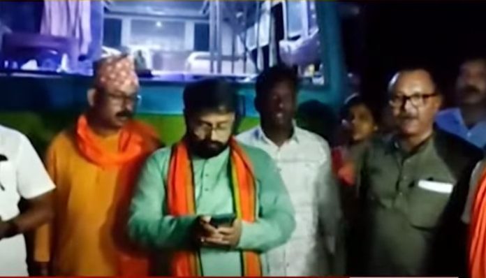BJP workers' bus returning after attending Yogi Adityanath’s rally attacked in Durgapur