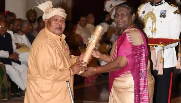 Traditional Medicine Practitioner Hemchand Manjhi says he will return the Padma Shri award and discontinue his work amid threats from Naxals