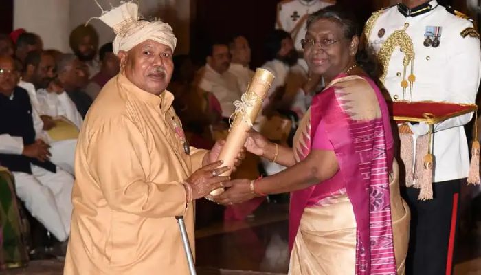 Following threats from leftist terrorists, traditional medicine practitioner Hemchand Manjhi says he will return the Padma Shri award and discontinue his work