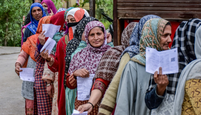 Kashmir voters waiting in line to cast their ballots.