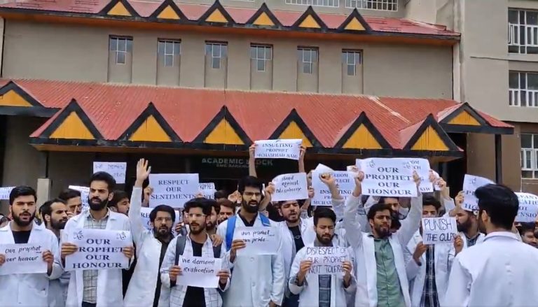 NIT Srinagar redux: Muslim mob pours onto streets in the name of ‘Blasphemy’ again, leads to suspension of student from medical college in Srinagar