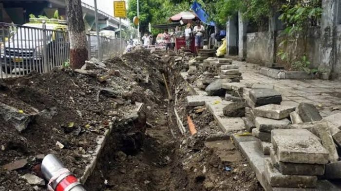 Mumbai: Robbers dig up footpath on Dadar-Matunga road and steal Copper wire worth Rs 6 to 7 Lakhs, people thought it is routine construction work