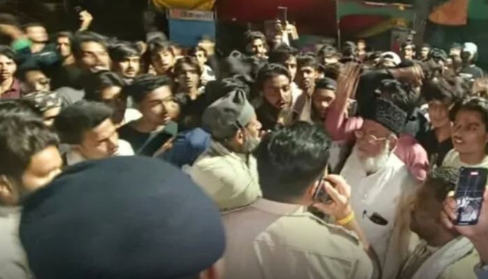 Madhya Pradesh: Islamist mob gheraoed Police station in Ratlam over an alleged objectionable post on Instagram, police from 4 stations mobilised to control the situation