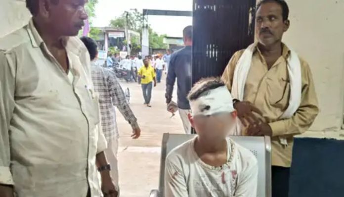 Maharashtra: Maulvi Mujeeb Sheikh and Sameer Attar brutally assault Hindu students with sticks for plucking Jamun fruits from a tree in Dargah; attempts to strangulate a kid