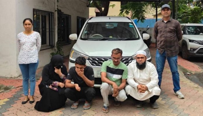 Gold Smuggling gang led by a Maulvi busted in Surat
