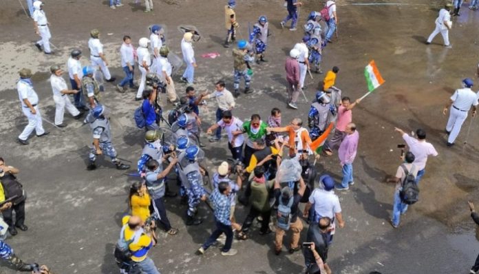 Kolkata Police resorts to lathi charge, water canons to disperse peaceful protestors demanding removal of CM Banerjee over doctor's rape case, details