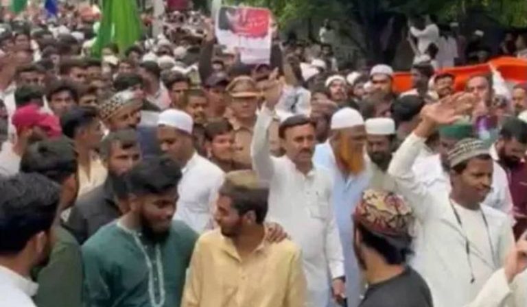 Maharashtra: Pune Police book over 300 individuals after an Islamist mob gheraoed Collector’s office and raised ‘Sar Tan Se Juda’ slogans against Ramgiri Maharaj