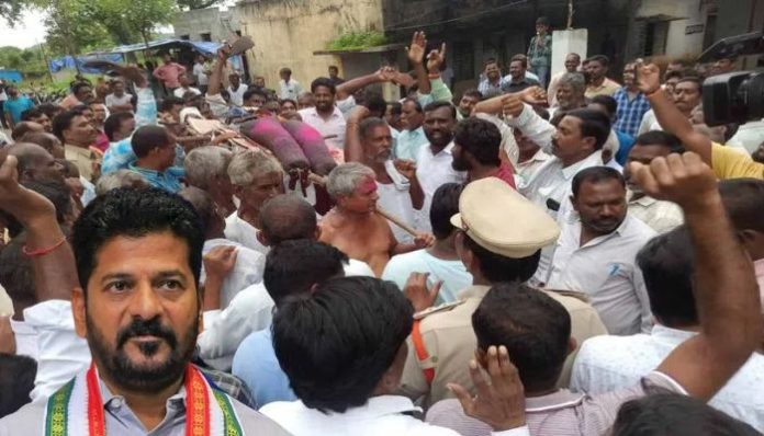 Telangana: Farmers stage protest in Adilabad against Congress government’s delay in crop loan waiver, takes out mock funeral of CM Revanth Reddy