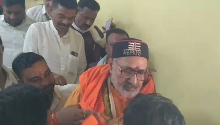 Bihar: AAP leader Mohammad Saifi detained for trying to attack Union Minister Giriraj Singh after Janta Darbar in Begusarai, the BJP leader says not scared of such attacks
