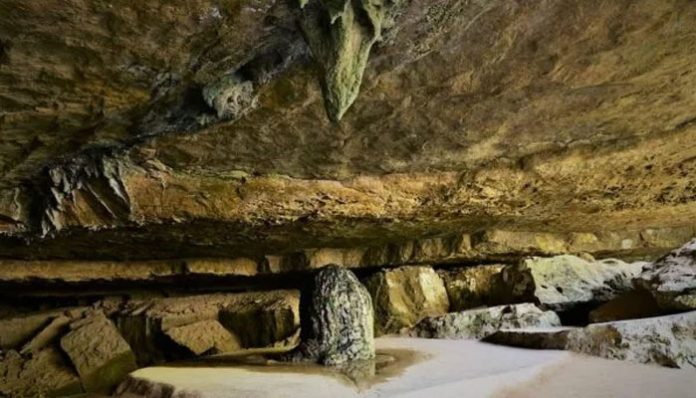 Mawjymbuin Cave has a natural stone formation of Shiva Lingam which is revered by Hindus. Kutumba Surakshya Parishad (KSP) said they would stage protest if ban is not lifted.