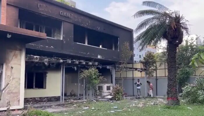 Bangladesh: Rioters loot and vandalise before torching Indira Gandhi Cultural Centre in Dhaka, had earlier set fire to Bangabandhu Bhaban