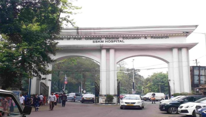 Trauma care unit vandalised, doctor attacked: Amid protests over rape-murder at RG Kar hospital, family members of dead patient attack SSKM hospital