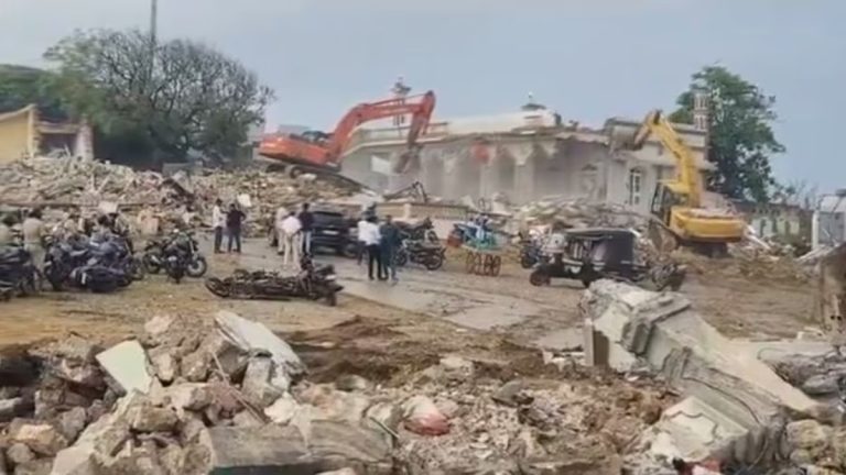 Supreme Court refuses to stay demolition of Dargah and other illegal structures at Gir Somnath in Gujarat, seeks govt reply on contempt petition