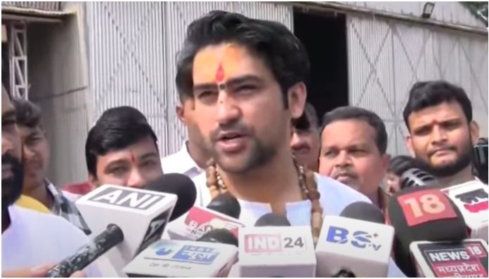 'Aapas me batoge to futfutkar katoge' Bageshwar Dham Sarkar asks Hindus to stand united against Islamists, demands 'Bhagwa-e-Hind'
