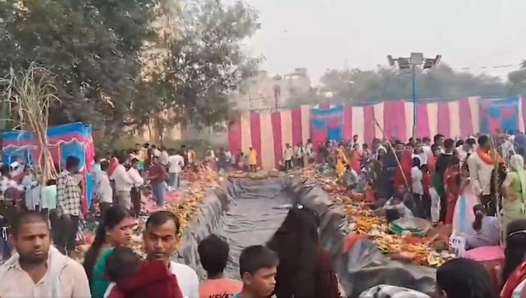 Delhi: Artificial ghats constructed by AAP govt for Chhath Puja remain dry, residents in Geeta Colony protest