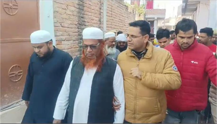 Jhansi: Muslim mob surrounds NIA convoy to oppose arrest of Mufti Khalid Ansari Nadvi after announcement from mosque, additional police force called to pacify situation