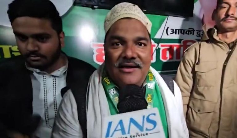 As Tahir Hussain gloats about the large Muslim crowd gathered to support him, the Muslim community of India should be ashamed