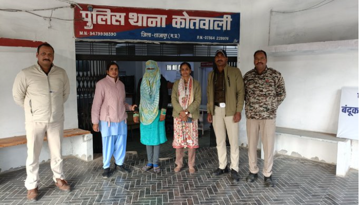 Muslim woman with Hindu Aadhar Card arrested for ‘sextortion’ in Shajapur: Used to trap rich men and record videos