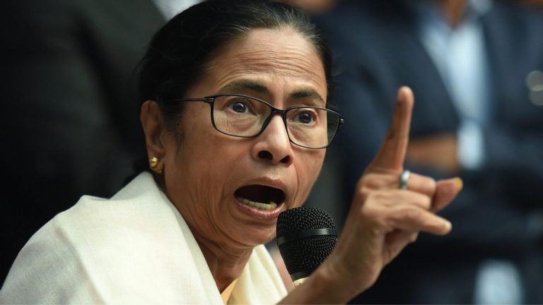 Leftist SFI protesters heckle West Bengal CM Mamata Banerjee during her address in London, she tells protesters to go back to Bengal and strengthen their party instead