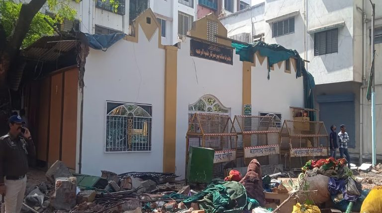 Supreme Court stays demolition of illegal dargah in Nashik, seeks report from Bombay HC for not listing plea challenging demolition notice