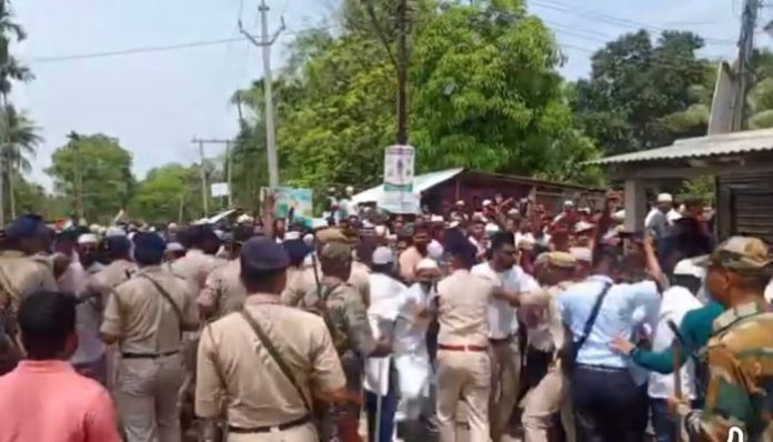 Tripura: Muslims attack police personnel during protest march against new Waqf law