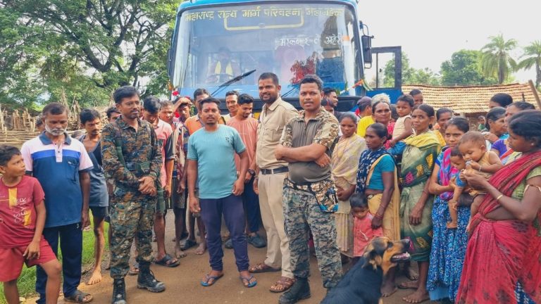 Maharashtra: Another small step towards normalcy in an area previously gripped by Naxal terrorism, first bus service started after independence in Markanar village