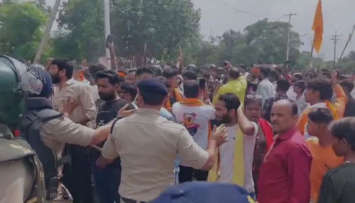 Jabalpur: Collector gives “Clean Chit” to illegal Madhai Mosque on Gayatri Mandir land, his effigy carried in a mock funeral procession in response