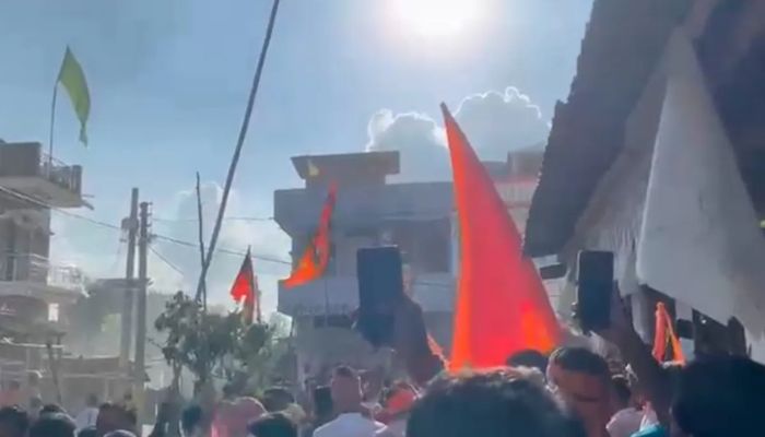 Muzaffarpur, Bihar: Muslims pelt stones on Mahaviri flag procession by Hindus when it passes near Meenapur mosque
