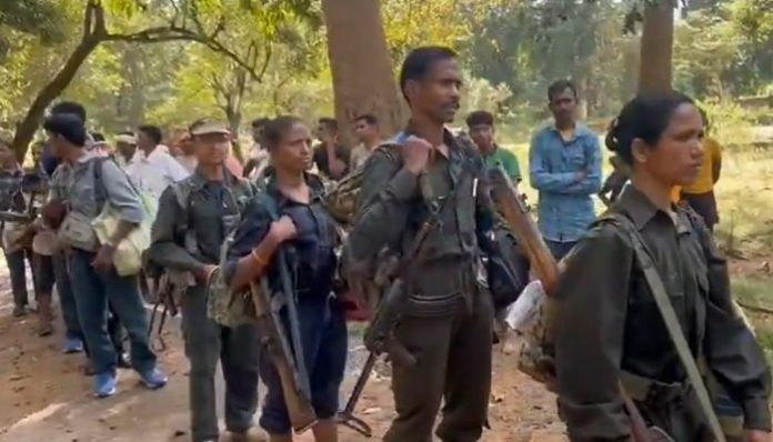 21 Naxals including 13 women surrender in Kanker, Chhattisgarh, under Poona Margem with 18 weapons.