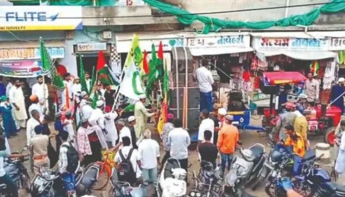 Palestinian flags shown in Eid procession