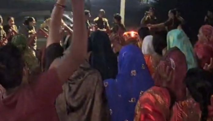 Women stopped from worship in Fatehpur