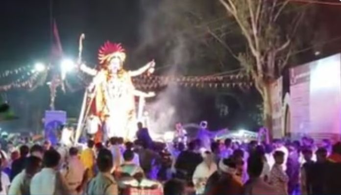 Stone-pelting on Kali Mata immersion