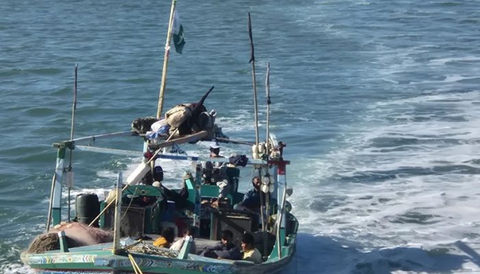 Indian Coast Guard intercept Pakistani fishing boat in EEZ, 11 crew members arrested