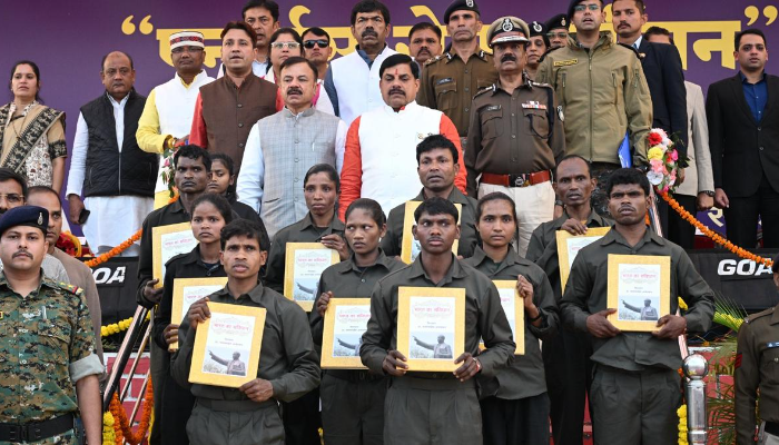 10 Maoists gave up arms in Madhya Pradesh.