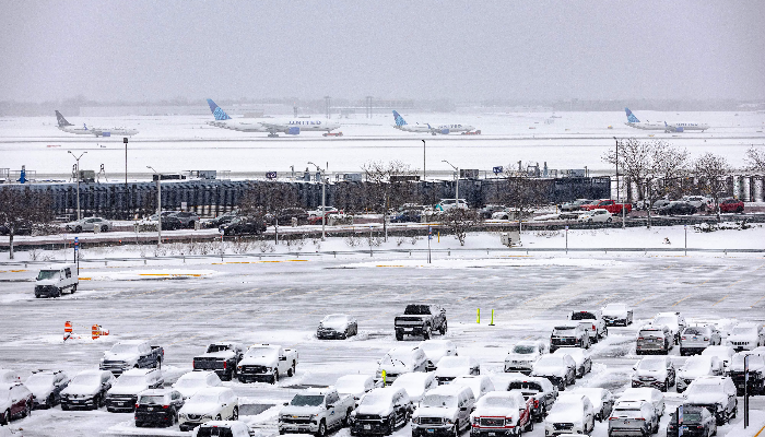US: At least 10 people dead, schools closed, 17,000 flights cancelled and 822,000 left without power as deadly winter storm grips the country
