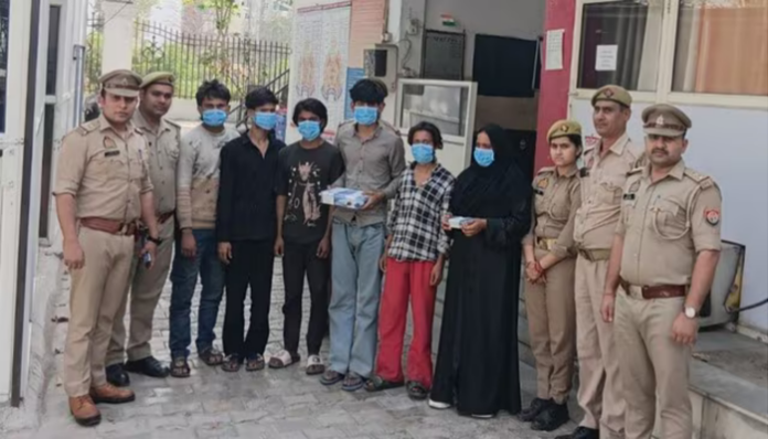 Ghaziabad police arrested 6 persons.