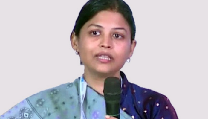 Due to accusations of corruption, senior IAS official Padma Jaiswal has been removed.