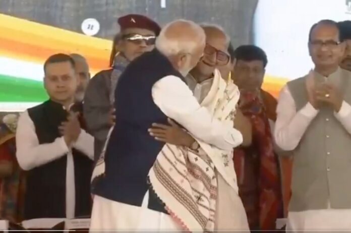 Makhan Lal Sarkar PM Modi feet