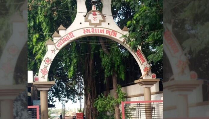 A Parsi woman who married to a Muslim man was cremated as per Hindu rites.
