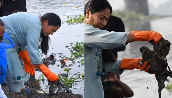 CM Rekha Gupta joins volunteers during Yamuna cleanliness drive in Delhi.
