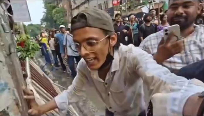 The identity of a man seen attacking a journalist during the Kolkata CJP protest has been revealed as Laraib Sheikh.