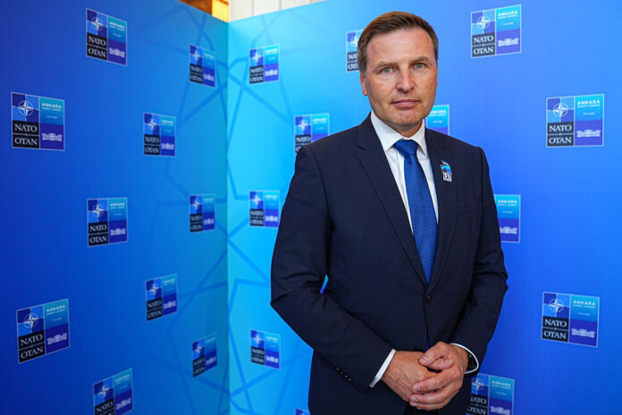 Estonian Defence Minister Hanno Pevkur resign indian 70 million