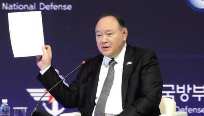 The defence chief of the Philippines criticises China for sending him a note during defence summit.