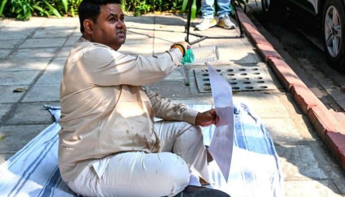 Husband of ex-Haryana Mahila Congress general secretary protests outside 10 Janpath, says he paid Rs 7 crore to Priyanka Gandhi Vadra for wife’s Lok Sabha ticket yet denied ticket, threatens self-immolation: Details